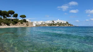 Türkise Bucht an der spanischen Mittelmeerküste